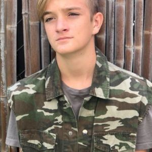 Mens Size XS Forever 21 Camo Vest. Fits more like a medium fitted.